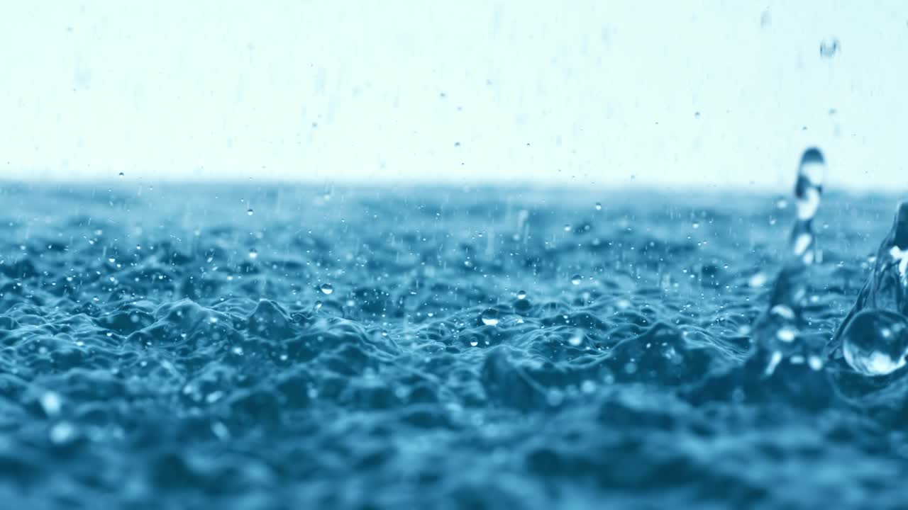 ⁇ 방울이 아주 느린 속도로 떨어지고 있습니다.