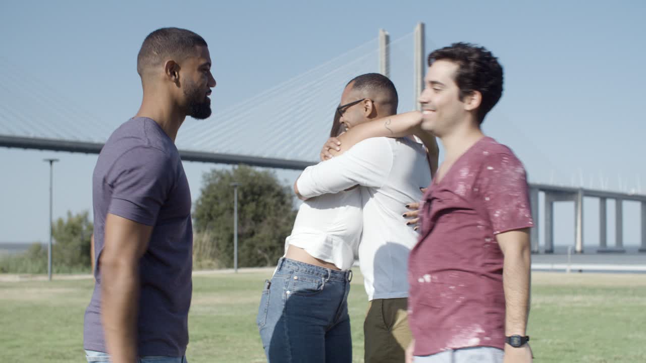 amigos felices saludándose en el parque.