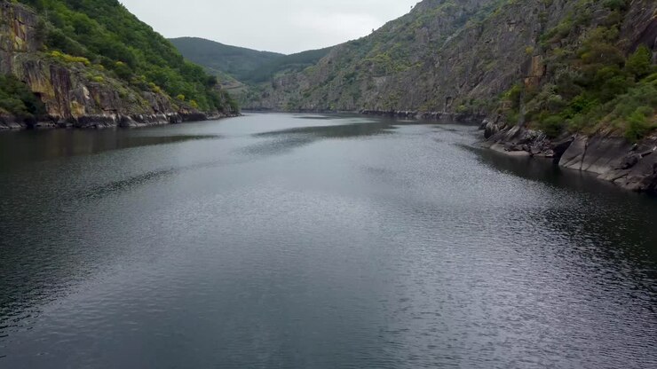Riprese aeree a bassa quota del canyon del fiume Sil nella Ribeira Sacra, Spagna