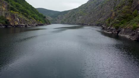 Low-angle-aerial-of-Sil-river-canyon-in-Ribiera-Sacra,-Spain