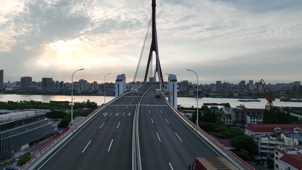 해가 지는 동안 도시의 교통과 고속도로의 드론 항공 시각