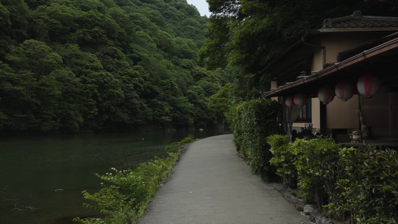 Promenáda u řeky Katsura v Kjótu, Japonsko, bez lidí, léto