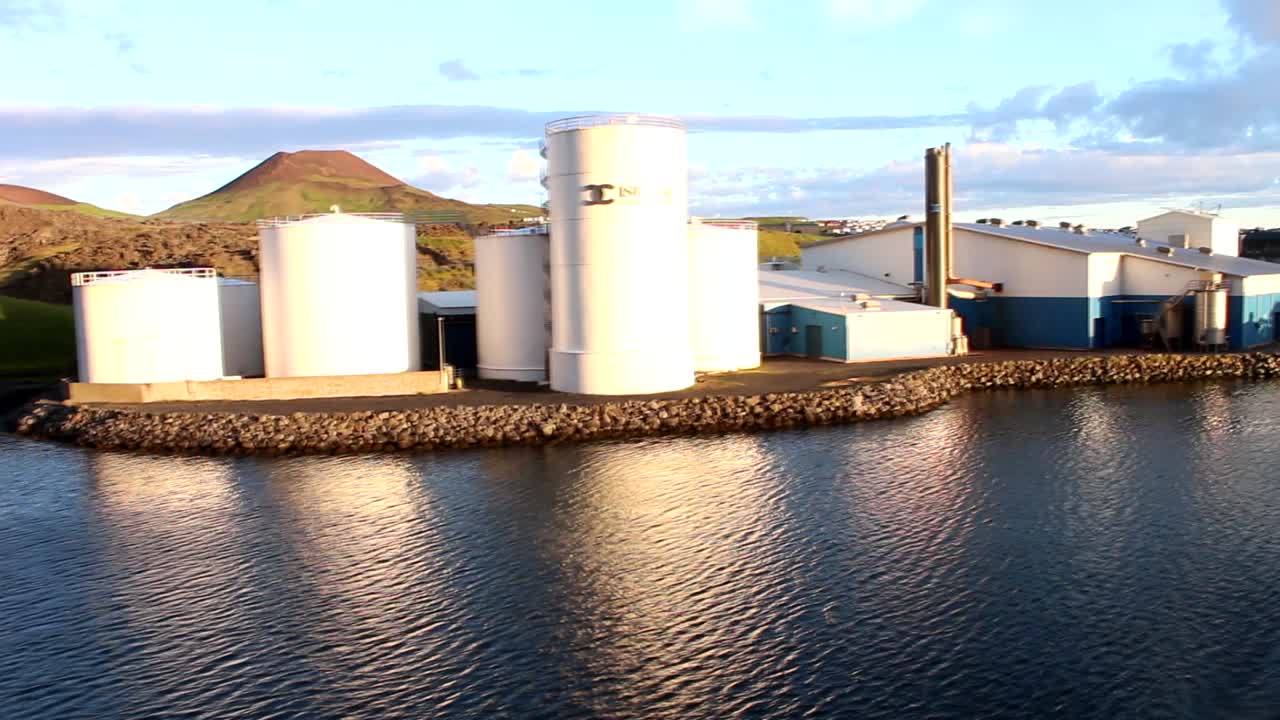 아이슬란드 웨스트만 제도를 떠나는 배에서 측면 보기