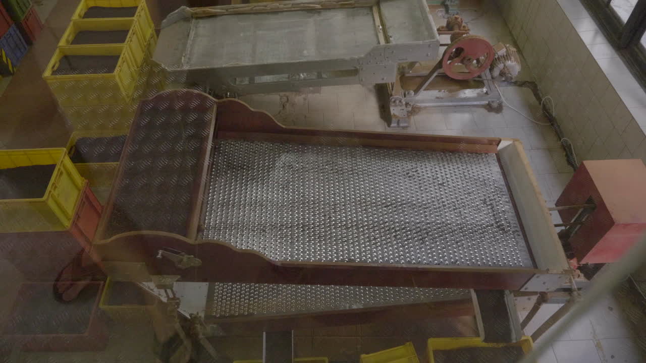 슬로우 모션, 엘라, 스리랑카의 높은 각도 공장 차 셰이커 기계