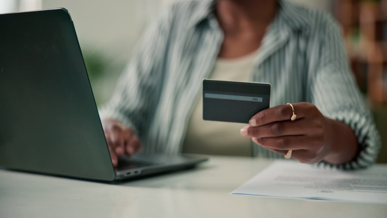 Donna che usando la carta di credito per lo shopping online