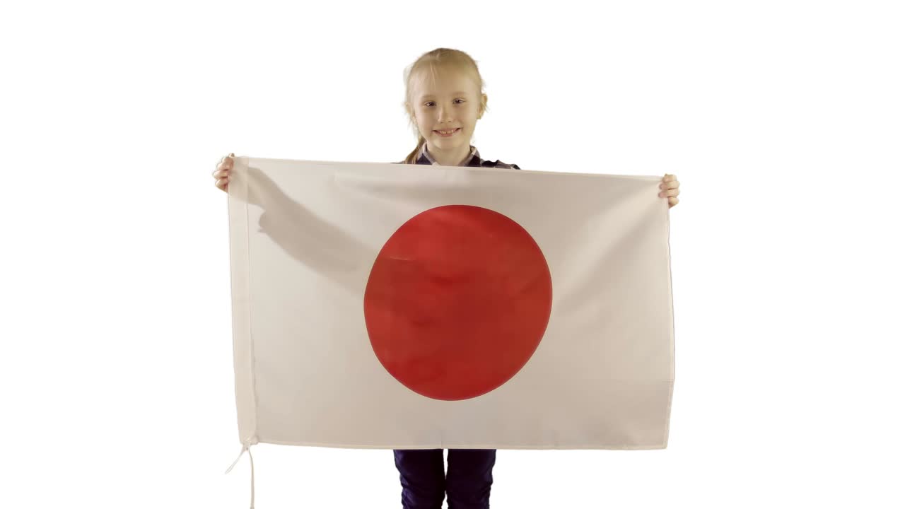 색 바탕에 일본 발을 들고 있는 십대 소녀.