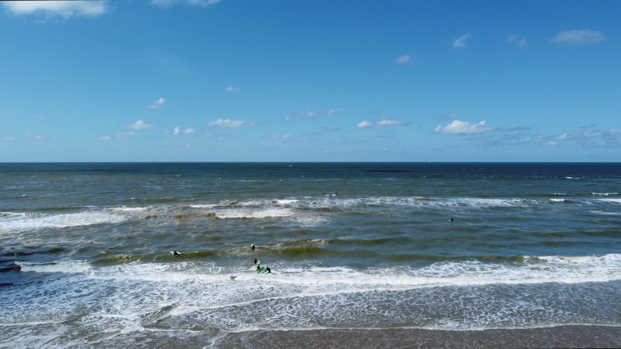 네덜란드 해안 에서 북해 에서 물 을 즐기는 서퍼 들