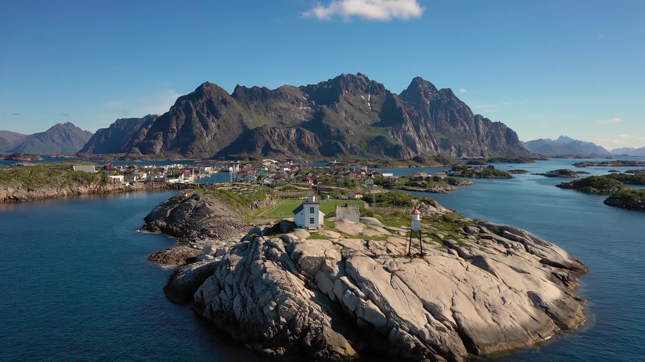 henningsvaer lofoten es un archipiélago en el condado de nordland, noruega.
