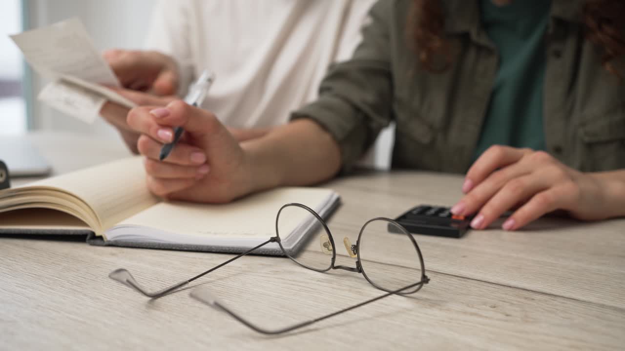 la esposa calcula los costos de la renovación del apartamento.