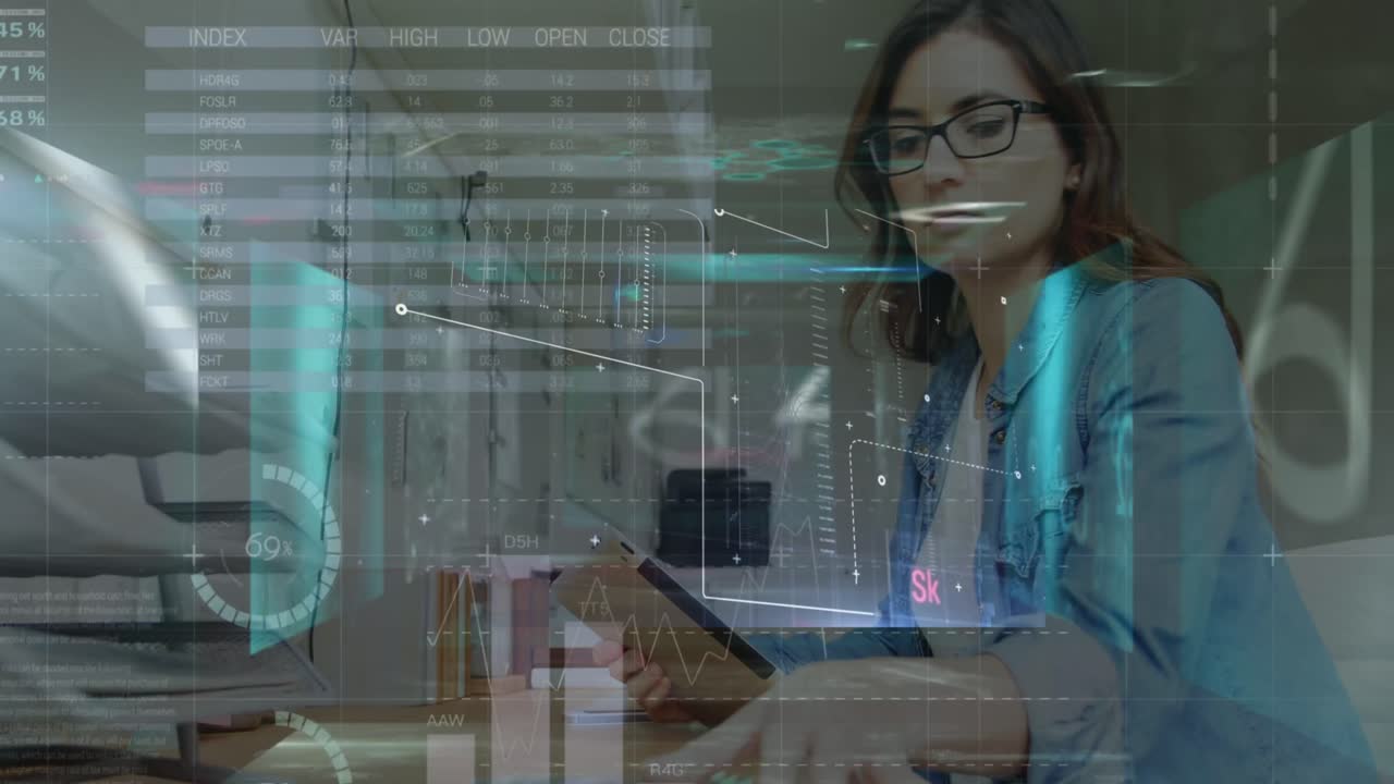 animación del procesamiento de datos sobre una mujer de negocios caucásica que usa una tableta