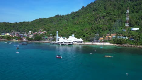 mezquita blanca islámica en la playa de la isla de perhentian