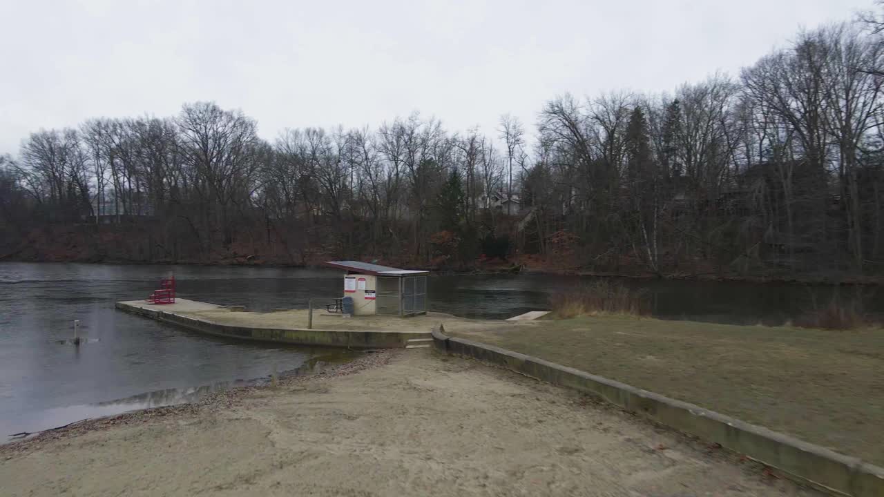 Wallace Lake i Berea, Ohio, set fra en drone, der flyver forbi en livredderstol og op i luften