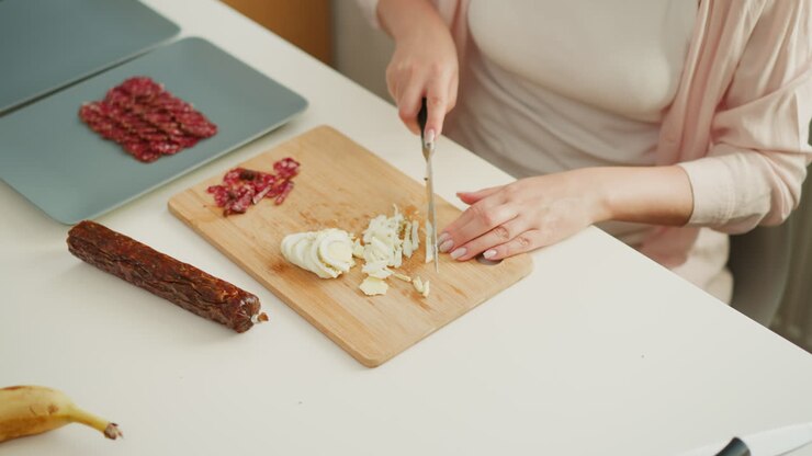 Donna che prepara un pasto