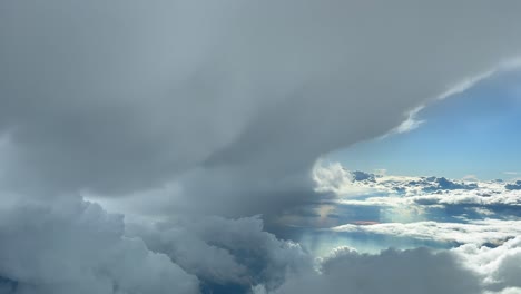 impresionante vista aérea desde una cabina de jet volando cerca de un cumulonimbus tormentoso