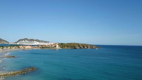 Kreuzfahrtschiffe-Legten-Am-Seehafen-In-Einem-Tropischen-Reiseziel-An.-4K-Luftdrohnenansicht-Der-Divi-Little-Bay-In-Der-Karibik-Von-St.-Maarten