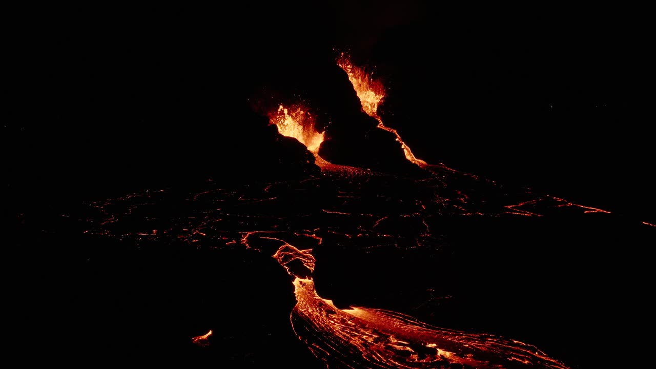 Scatto notturno perfetto di un vulcano islandese che erutta magma viscoso