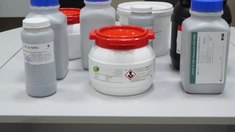 productos químicos de laboratorio en envases