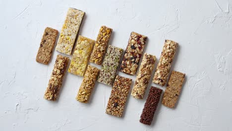 fila de barritas energéticas mixtas de cereales de granola sin gluten con frutos secos y nueces