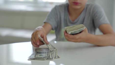 dos chicos caucásicos cuentan dinero para viajar.
