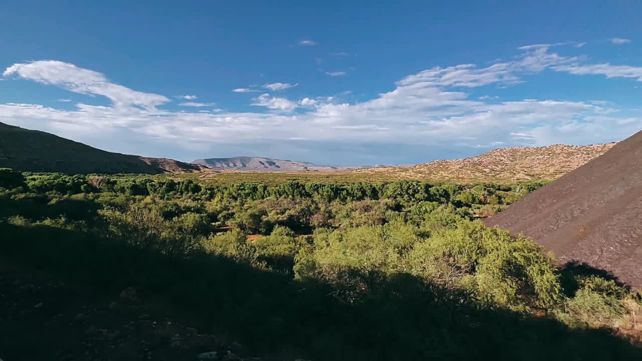 Paesaggio di Valle Montana con Foresta e Cielo