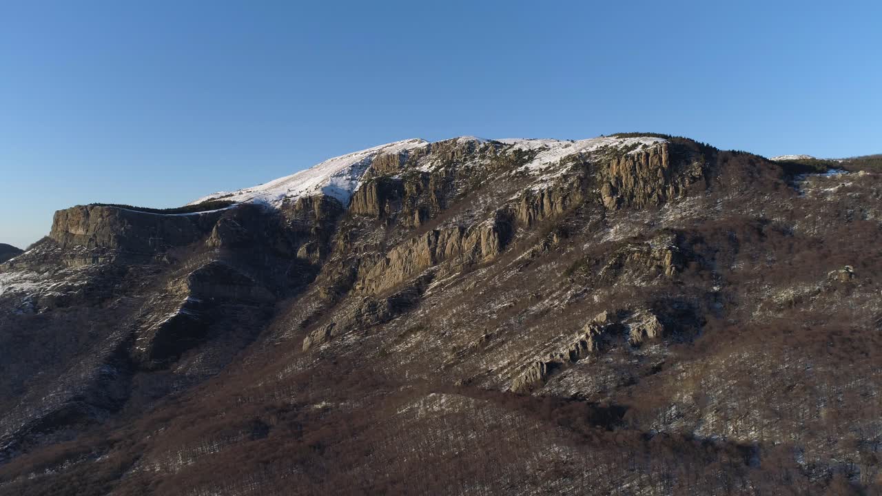 눈 덮인 산의 풍경