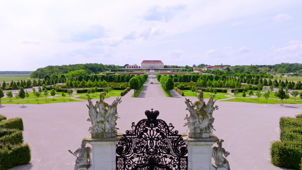 Vista suggestiva del Palazzo Schloss Hof e dello splendido e vasto giardino dal cancello durante il giorno nel Marchfeld, Austria