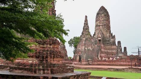 Famous-Wat-Chaiwatthanaram-in-Ayutthaya,-Thailand,-revealed-during-a-rainy-and-misty-day-during-the-afternoon