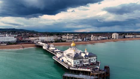 experimente las impresionantes vistas aéreas del muelle de eastbourne, volando a través de dramáticos cielos tormentosos para un sobrevuelo cinematográfico que captura la impresionante belleza y grandeza de este icónico punto de referencia