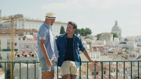 vista frontal de alegre gay subiendo al amante y besándolo