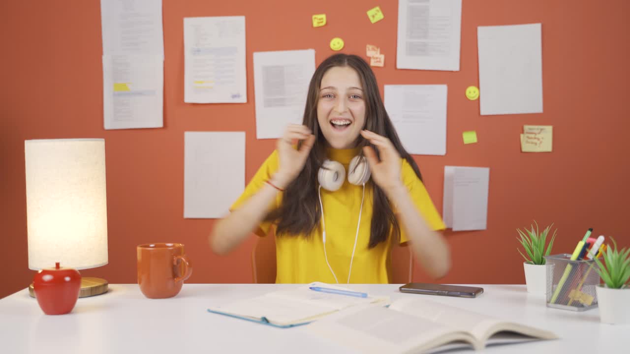 niña experimentando alegría mirando a la cámara.
