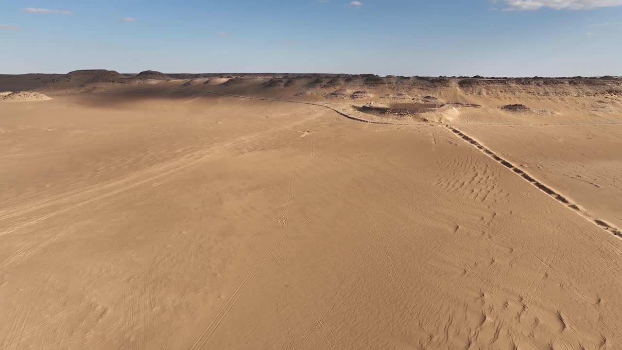 vista aérea de una formación parecida a un cráter en el desierto
