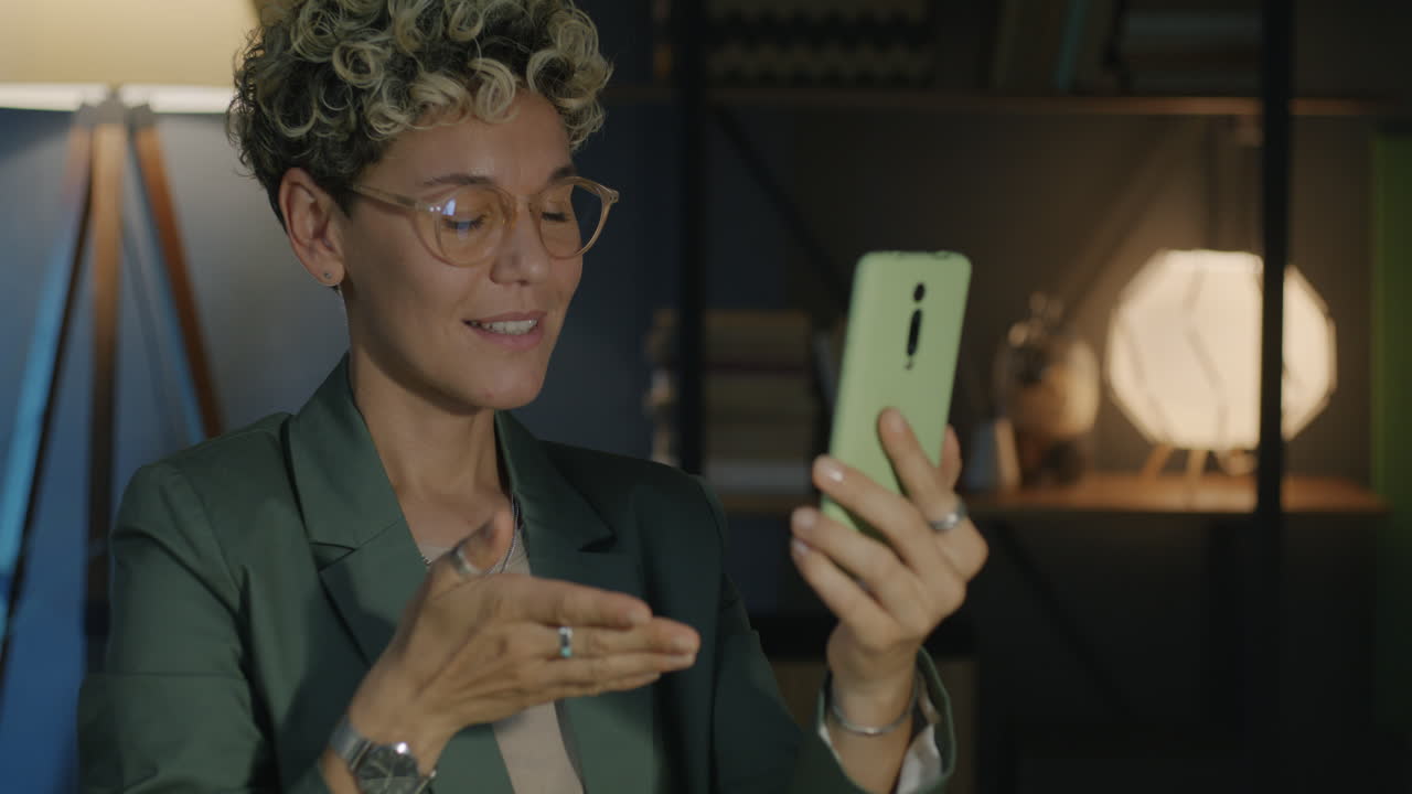 mujer en una llamada de video