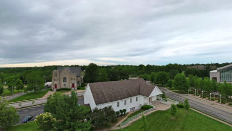 Video-Panorámico-Que-Se-Cierne-Sobre-El-Lote-Del-Templo-En-La-Independencia-De-Missouri-Con-La-Iglesia-De-Cristo,-La-Comunidad-De-Cristo-Y-La-Iglesia-De-Jesucristo-De-Los-Santos-De-Los-últimos-Días