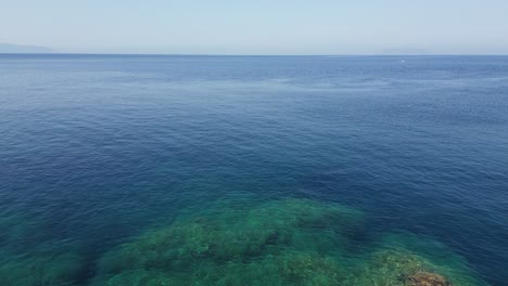 Es-La-Primera-Vez-Que-Veo-Este-Lugar-Y-Me-Enamoro-De-La-Playa,-El-Color-Del-Mar-Y-Las-Olas.