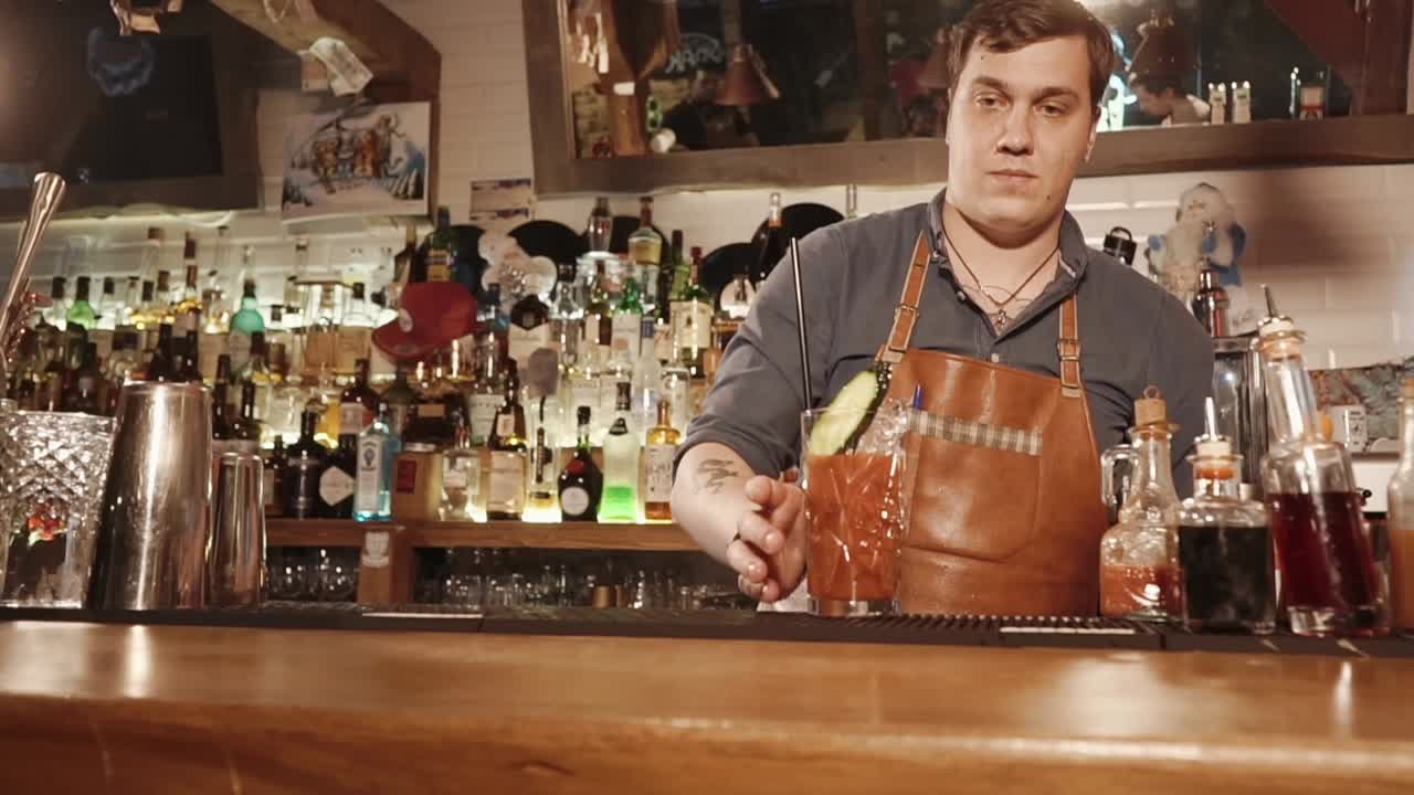 블러디 메리를 만드는 바텐더