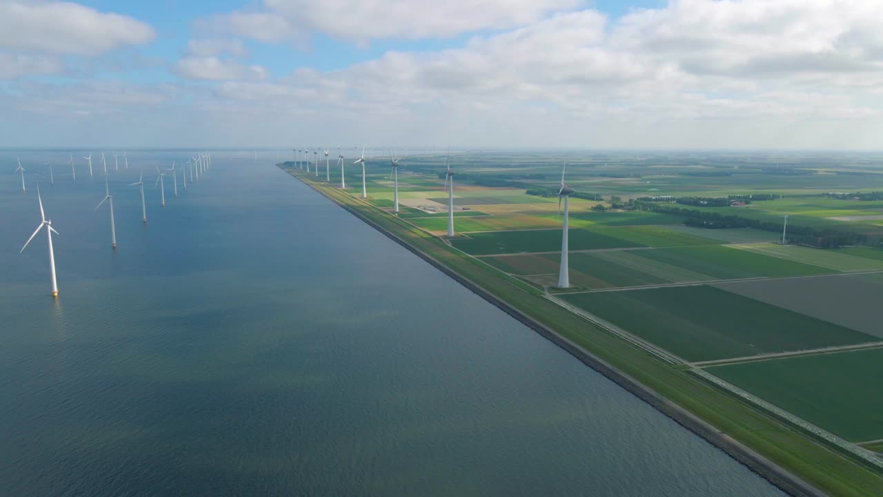 거대한 풍차 터빈, 바다에 있는 해상 풍차 농장, 웨스터메어 풍차 공원, 아름다운 밝은 날에 바다에서 고립된 풍차, 네덜란드, 플레볼랜드, 노르도오스트폴더