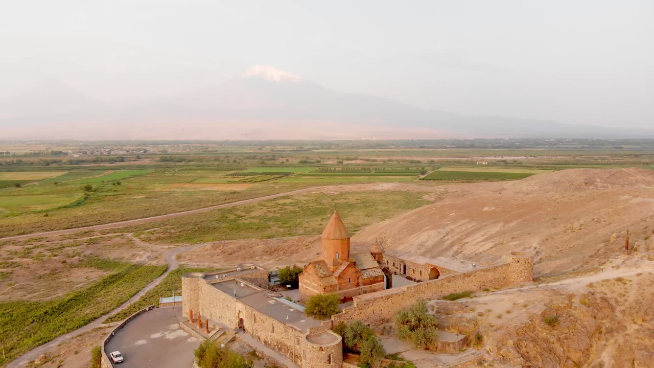 vista panorámica cinematográfica aérea punto de referencia histórico en armenia - monasterio de khor virap con el fondo del pico de la montaña ararat al amanecer