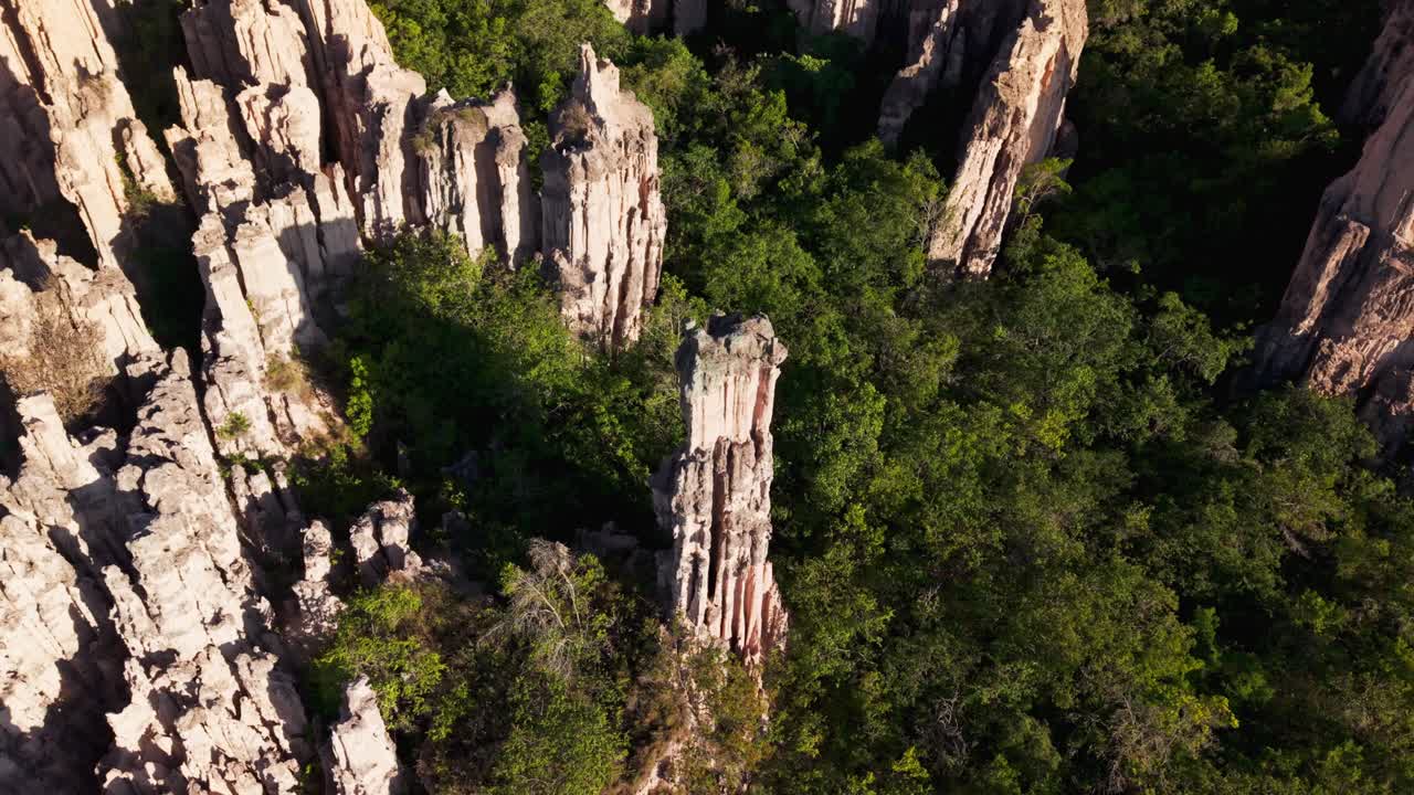 콜롬비아 로스 에스토라케스의 멋진 암석 지형을 보여주는 높은 각도의 항공 드론 샷 원형 파노라마
