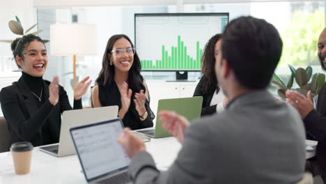 reunión, gente de negocios y un alto cinco para el éxito