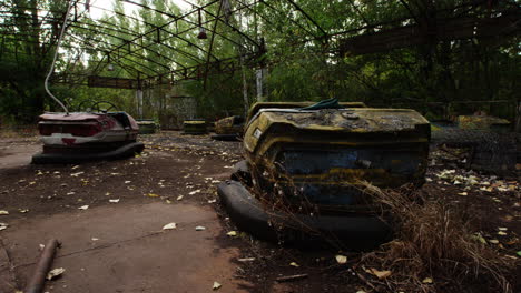 coche de parachoques rústico y mohoso en el parque de atracciones de pripyat, zoom en la vista
