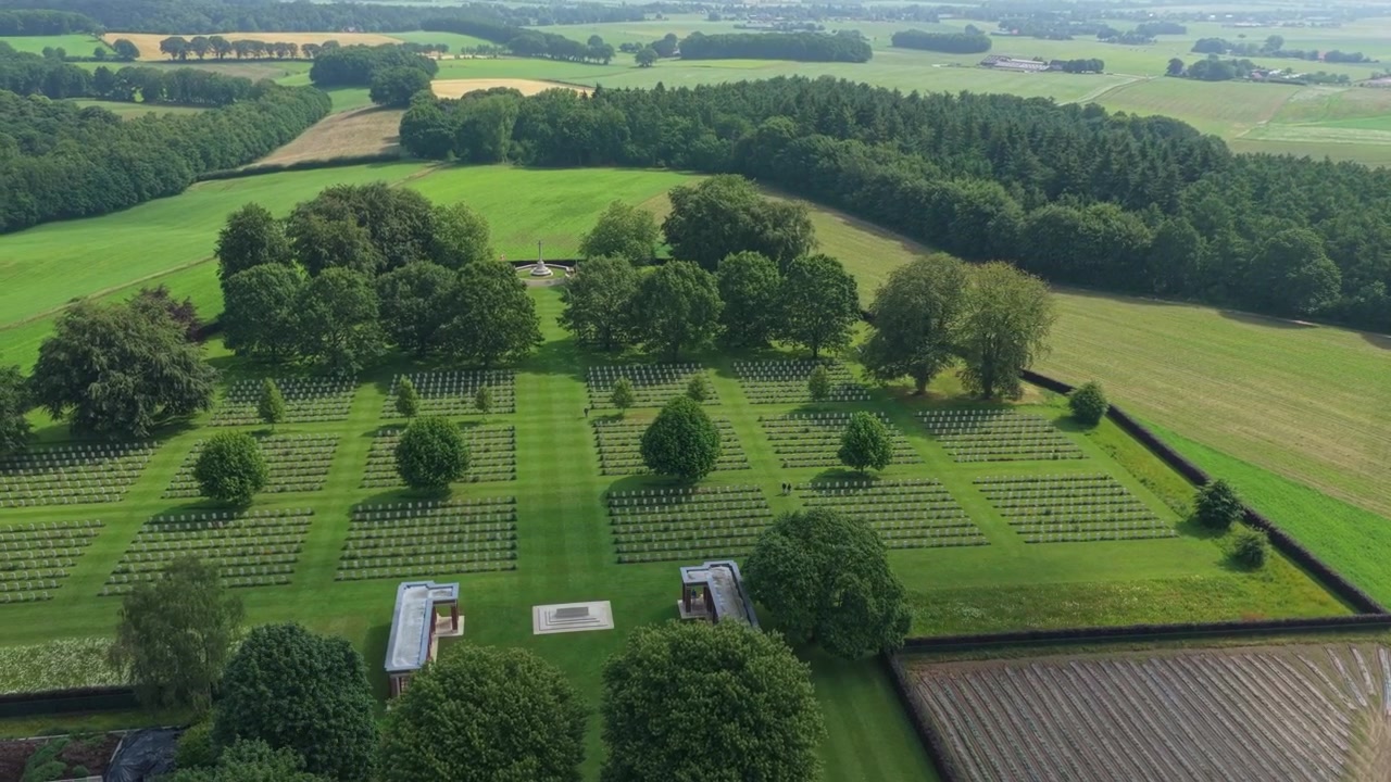 Cimitero di guerra canadese di Groesbeek, vista aerea di tombe e monumento commemorativo