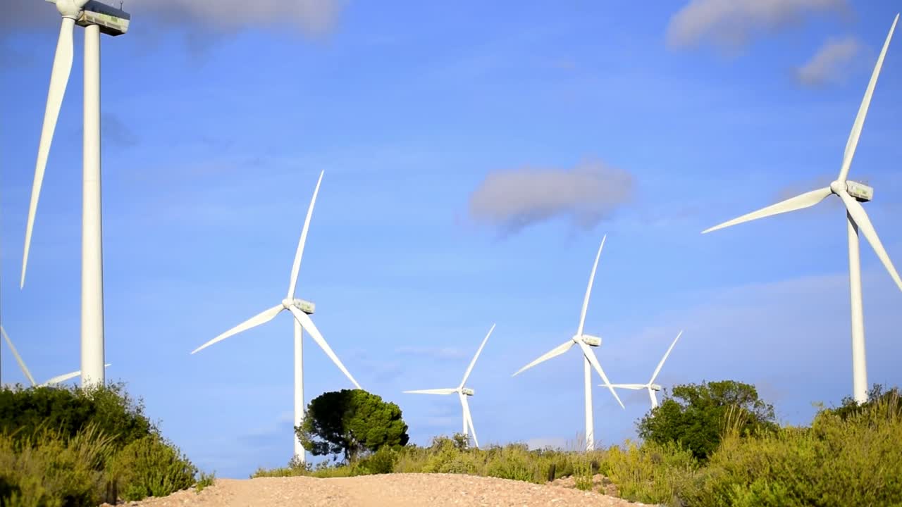 스페인 풍력 발전소 드론 샷에서 회전하는 풍차, 스페인 풍차의 공중 전망
