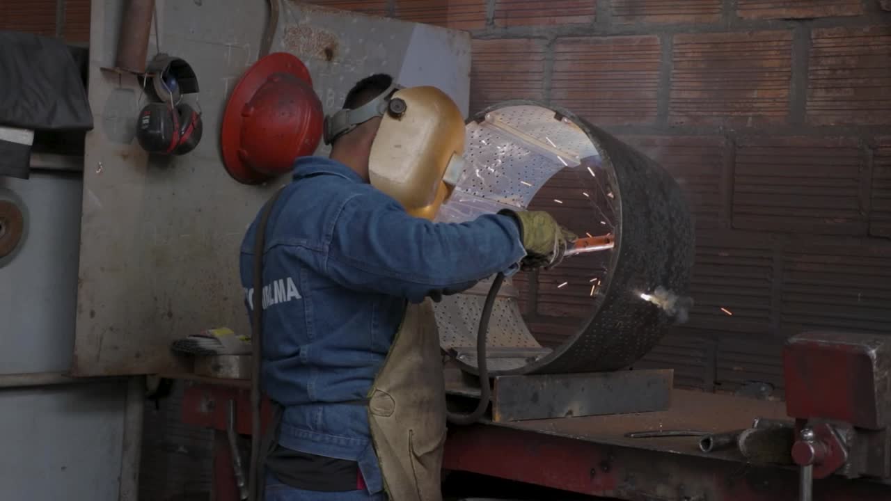 trabajador de soldadura en la industria del metal