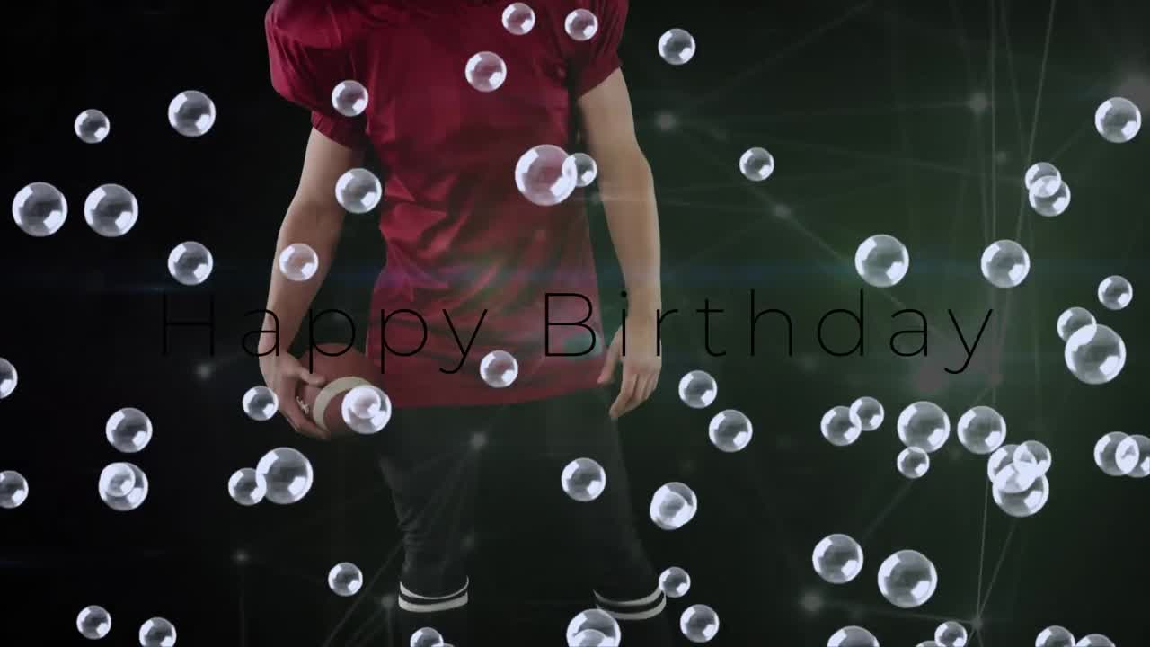 animación de feliz cumpleaños texto y burbujas sobre caucásico hombre jugador de fútbol americano con la pelota