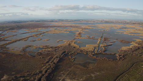 Vista-Aérea-De-Drones-Del-área-De-Humedales-Naturales.-Hora-Del-Atardecer-Vendres-Estanque-Francia