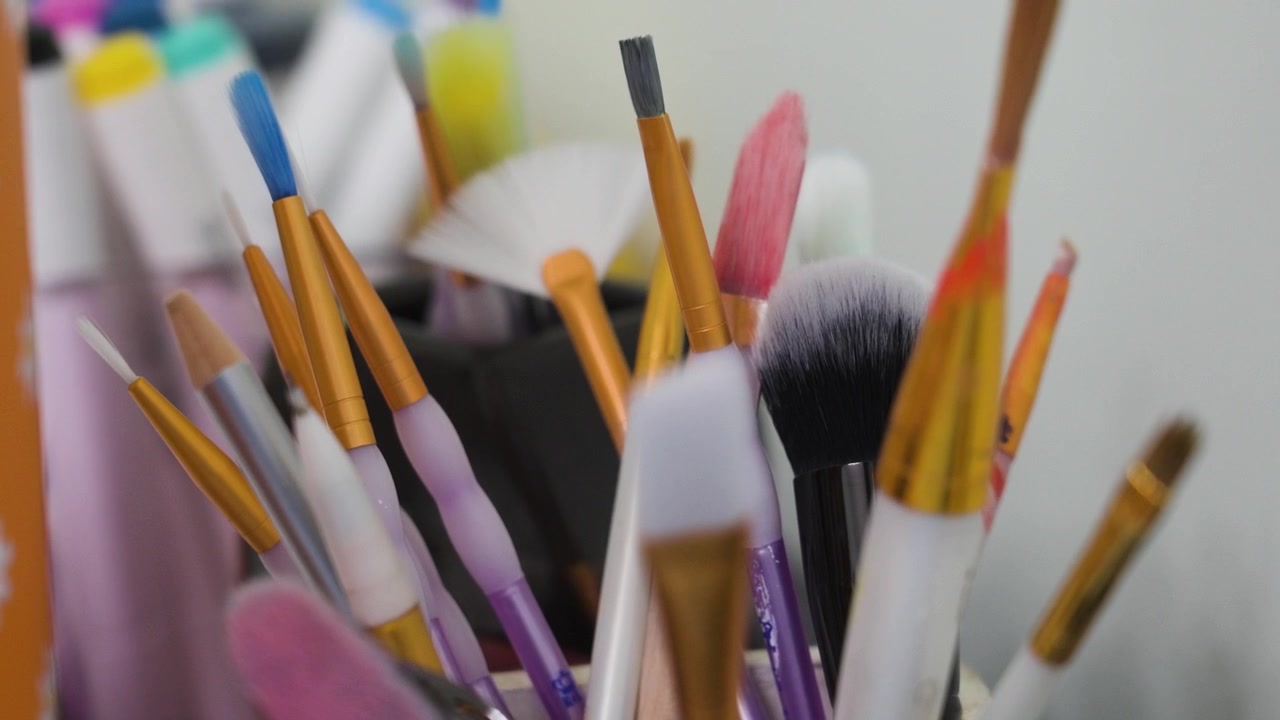 Make-up-Pinsel und Malerpinsel gemischt für den Heimgebrauch zum Basteln und für Kunsthandwerk