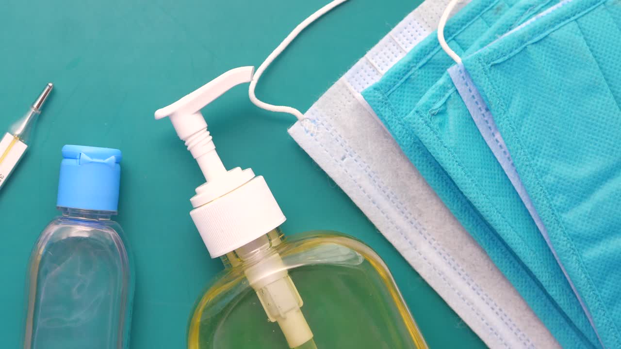 desinfectantes para las manos y máscaras faciales para la protección