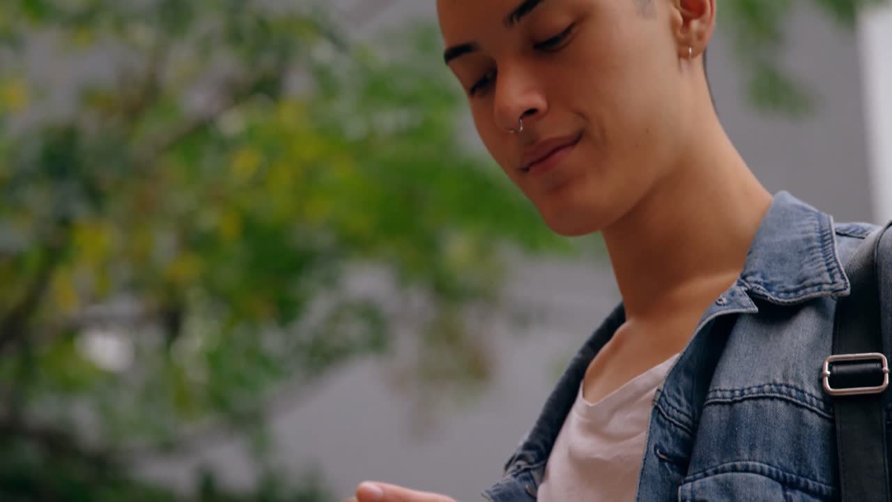 hombre usando teléfono móvil al aire libre 4k
