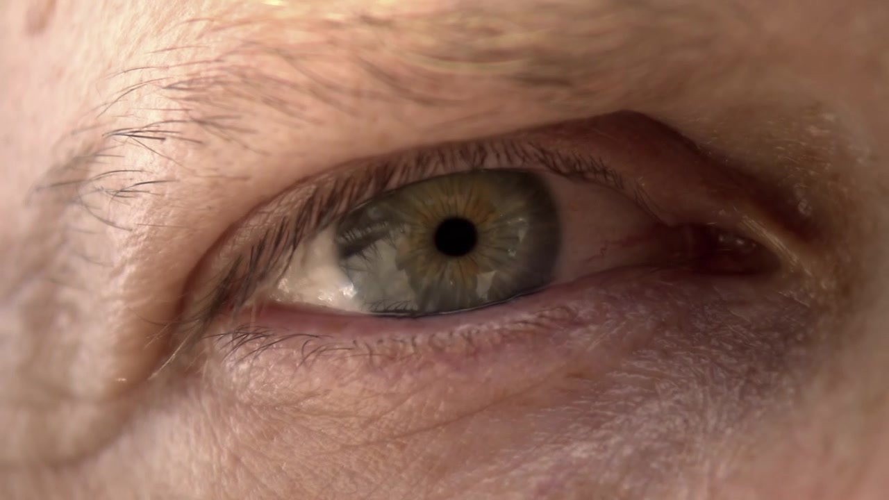 Occhio umano di un uomo che si apre e si chiude, Sony FS7, 25 fps