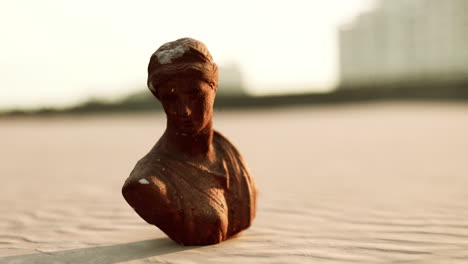 diosa del amor en la mitología griega en la arena de la playa